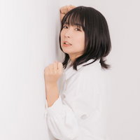 白い壁をドンドンして悔しがる女性の感情表現の写真