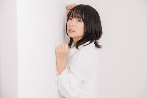 白い壁をドンドンして悔しがる女性の感情表現