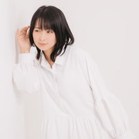 隣の部屋で話す声が気になり壁に耳を当てる女性の写真