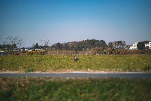 河川敷の土手でくつろぐチャリダーと自転車