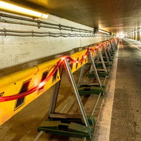 高輪橋架道路のトンネル内に設置されたバリケードの写真