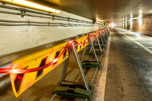 高輪橋架道路のトンネル内に設置されたバリケード