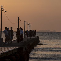 千葉県南房総市・原岡桟橋で夕焼けの中並ぶ観光客たちの写真