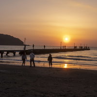 千葉県南房総市・原岡桟橋から見る夕日と夕焼けの海景色の写真