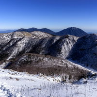 日光白根山山頂から見る雪に覆われた男体山方面の写真