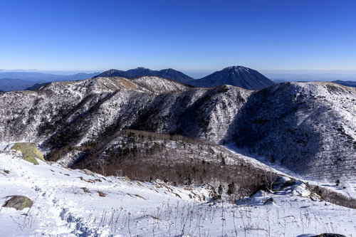 日光白根山山頂から見る雪に覆われた男体山方面