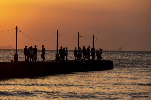 千葉県・原岡桟橋の夕暮れ時に集う人々と夕焼けの風景