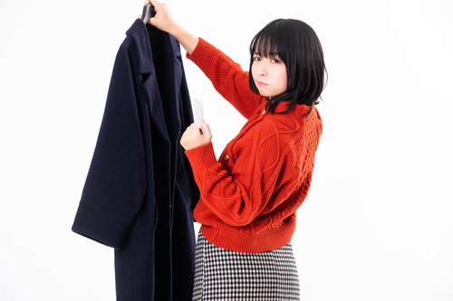 旦那の上着から怪しい名刺を発見してイライラする女性