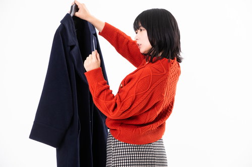 直感で彼のコートから名刺を見つける女性