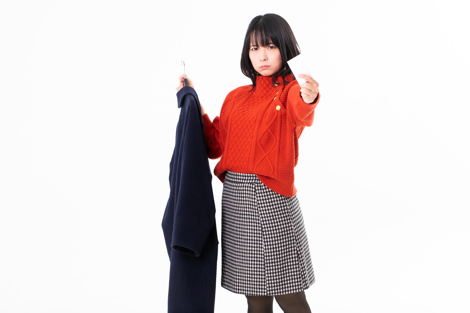 レシートを手に持ち浮気を問いただす赤いニットの女性［モデル：にゃるる］