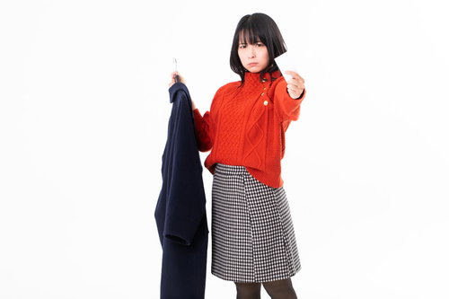 ポケットに入っていたレシート見せて浮気を問いただす女子