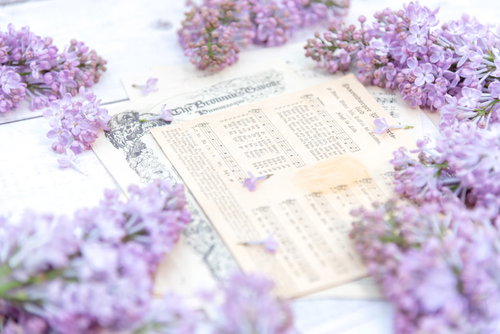 淡い紫色のライラックが彩る楽譜と春の花の