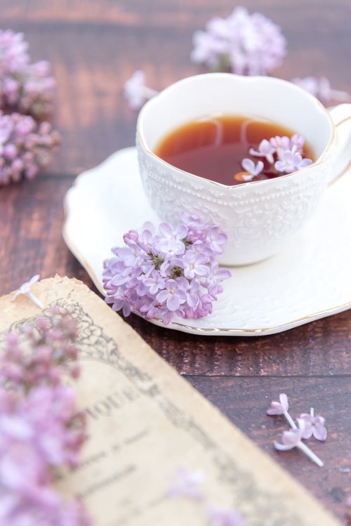 ライラックの花が添えられた紅茶のティータイム