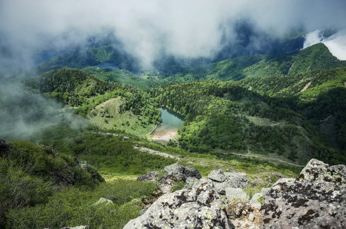 日光白根山山頂から見る雲海に浮かぶ阿弥陀池