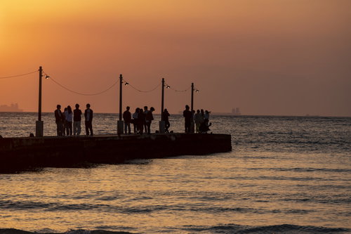 千葉県・原岡桟橋で夕景に佇む人々と夕焼けのシルエット