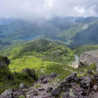 日光白根山山頂から見る阿弥陀池方面の登山道と雲海の写真