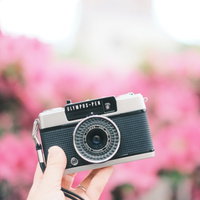 OLYMPUS-PENのカメラを手に持つ春の撮影の写真