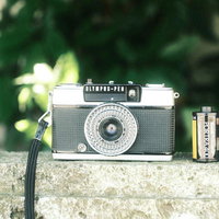 OLYMPUS-PENのカメラと35mmフィルムの写真