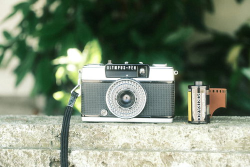 OLYMPUS-PENのカメラと35mmフィルム