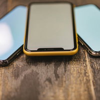 iPhoneXの有機ELとiPhoneXRの液晶ディスプレイを斜めから見るの写真