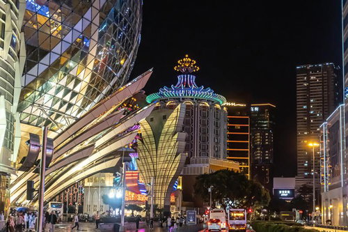 カジノが目立つマカオの繁華街の夜景、ネオン看板でライトアップされた高層ビル