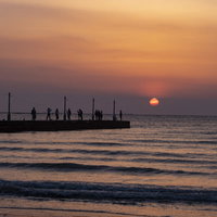 千葉県南房総市・日没間際の原岡桟橋と夕焼け空の写真