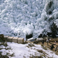 埼玉県芦ヶ久保の氷柱祭りで見る冬の氷柱と雪景色の写真