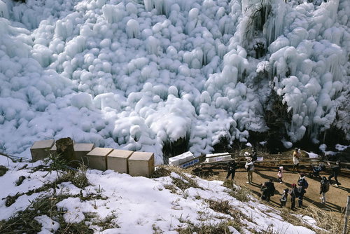 埼玉県芦ヶ久保の氷柱祭りで見る冬の氷柱と雪景色