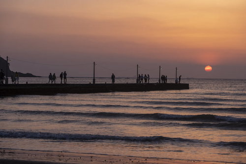 千葉県南房総市・夕暮れの原岡桟橋・夕日が映える木製桟橋