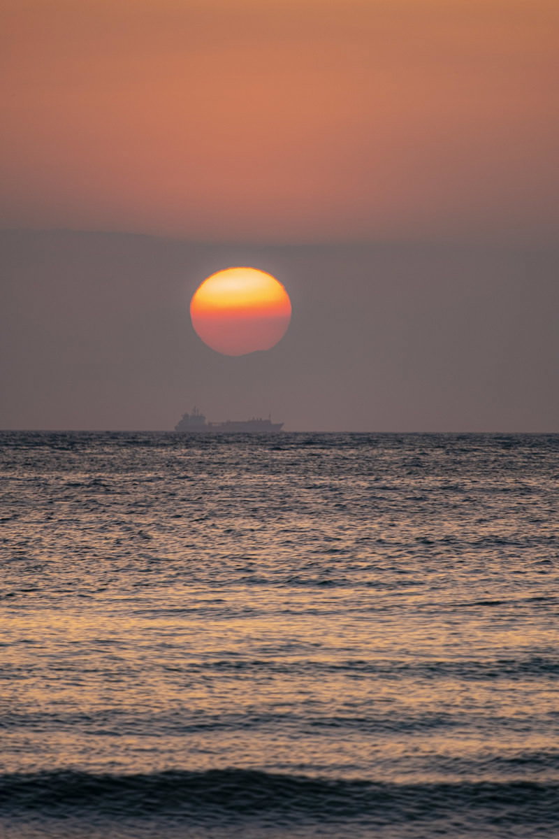 千葉県南房総市の原岡桟橋から見た夕日と海の風景