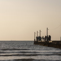 千葉県南房総市・打ち寄せる波と原岡桟橋のシルエットの写真
