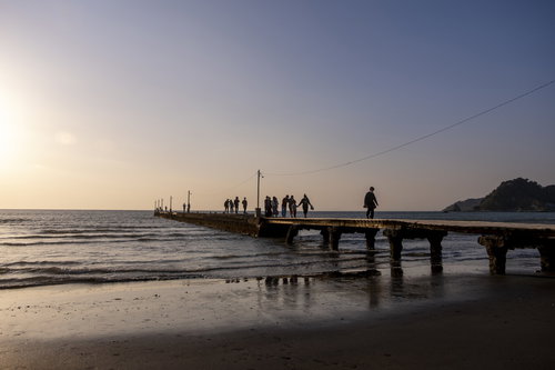 千葉県南房総市・原岡桟橋の波打ち際と夕暮れのシルエット