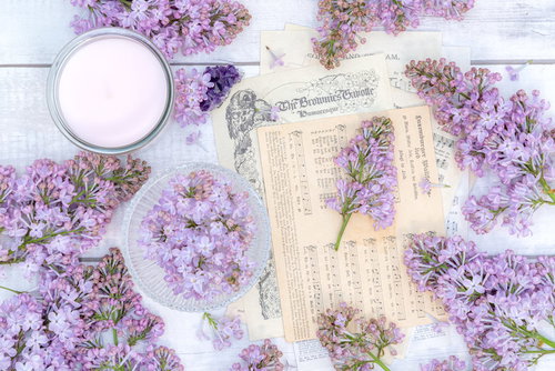 紫のライラックの花と楽譜、キャンドルなどの雑貨