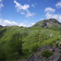 日光白根山の稜線から眺める白根山山頂方面の景色の写真