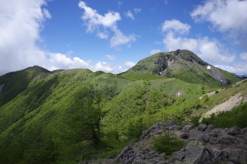 日光白根山の稜線から眺める白根山山頂方面の景色