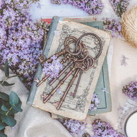 紫のライラックとアンティークキーのレトロな静物の写真