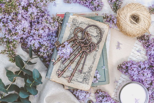 紫のライラックとアンティークキーのレトロな静物