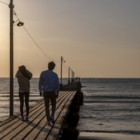 千葉県南房総市・原岡桟橋を渡るカップルのシルエットの写真