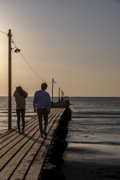 千葉県南房総市・原岡桟橋を渡るカップルのシルエット