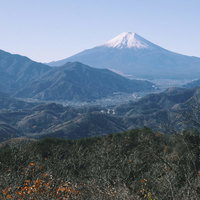 高川山山頂から見る富士山の遠景の写真