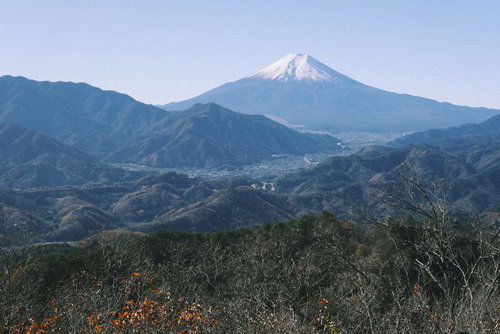 高川山から見る雪化粧の富士山と秋の山々