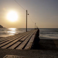 千葉県南房総市・原岡桟橋から見た夕日と海の風景の写真