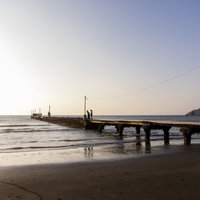 千葉県南房総市の原岡桟橋と波打ち際の夕暮れ風景の写真