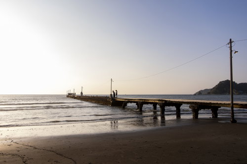 千葉県南房総市の原岡桟橋と波打ち際の夕暮れ風景