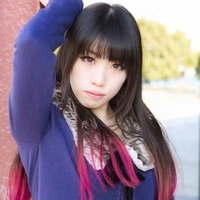 腕を上げてポージングする女性のポートレートの写真