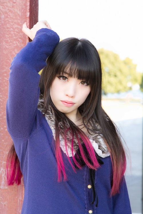 腕を上げてポージングする女性のポートレート