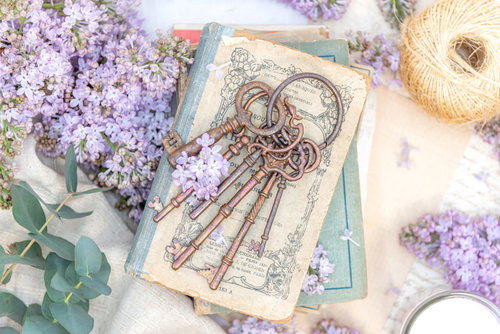 古い鍵に添えられた薄紫のライラックの花束