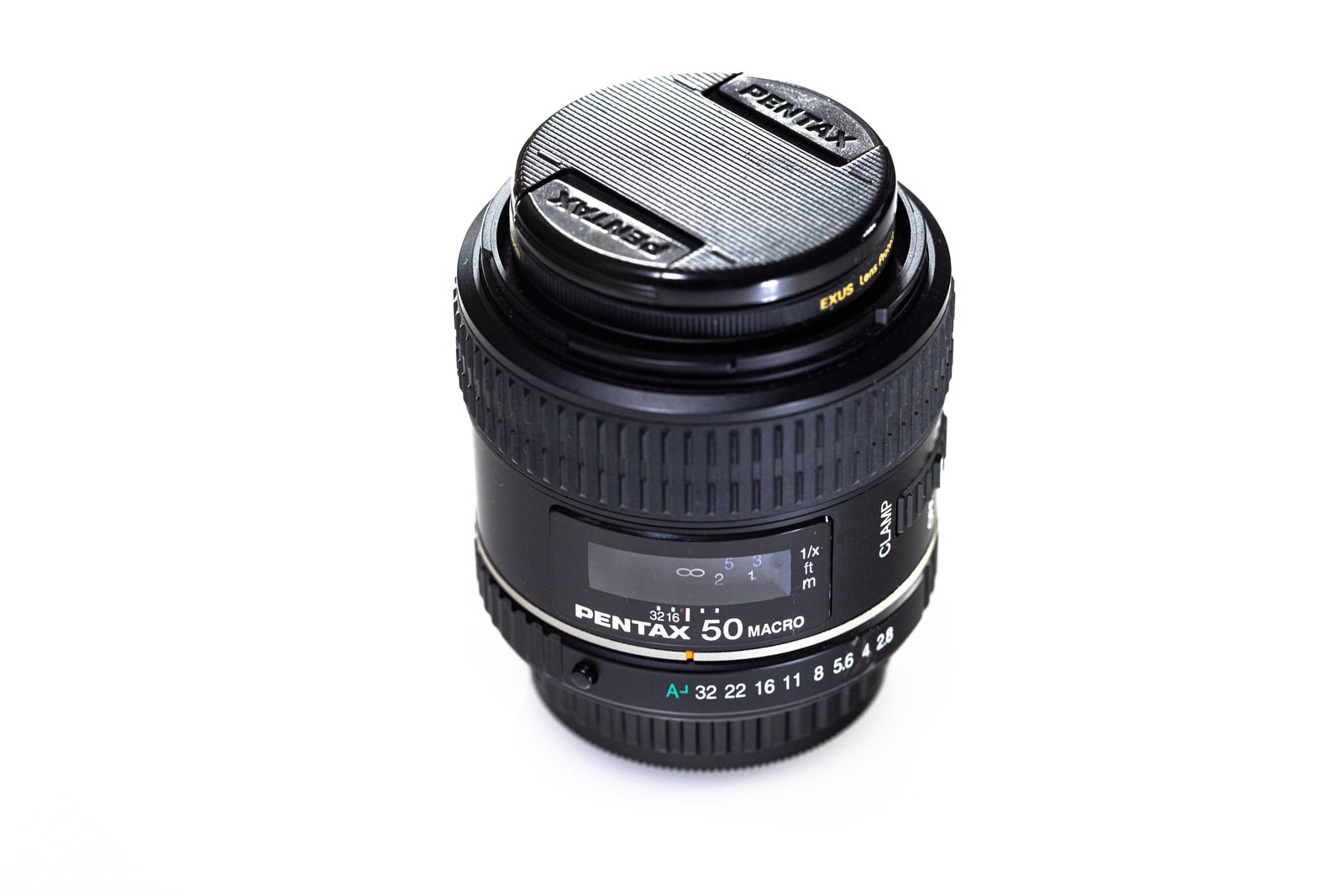 白い背景に置かれたPENTAX 50mm MACROレンズ