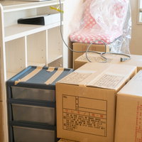 引っ越し前の荷造り作業で積み重ねられた段ボール箱の写真