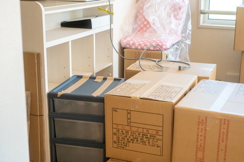 引っ越し前の荷造り作業で積み重ねられた段ボール箱